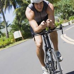 homem pedalando - foto: getty images