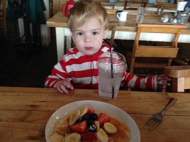 Sam, com uma aparência anêmica, um dia antes de entrar na dieta sem glúten; ele ganhou "uma festa do glúten", mas só quis água  (Foto: BBC)