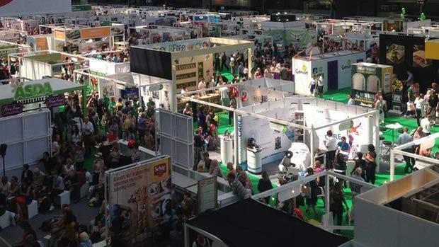 Feira em Londres divulgou opções para quem não pode ou não quer consumir glúten  (Foto: BBC)