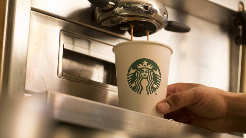 Máquina serve um copo de café em uma loja da Starbucks em Londres, no Reino Unido