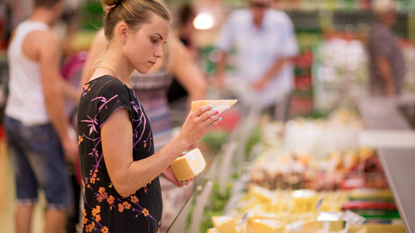 Consumidores escolhe uma peça de queijo em um supermercado de Krasnodar, na Rússia